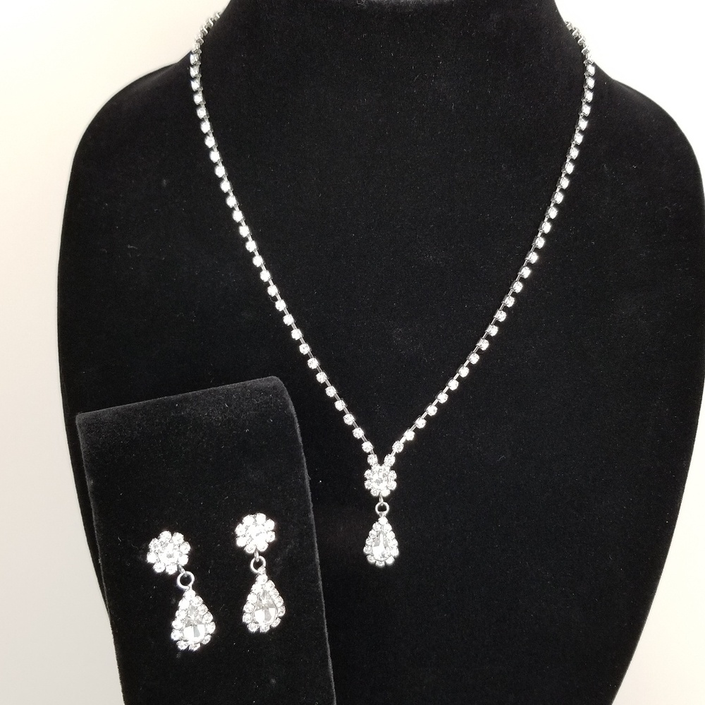 👽Claire's crystal earring/necklace set